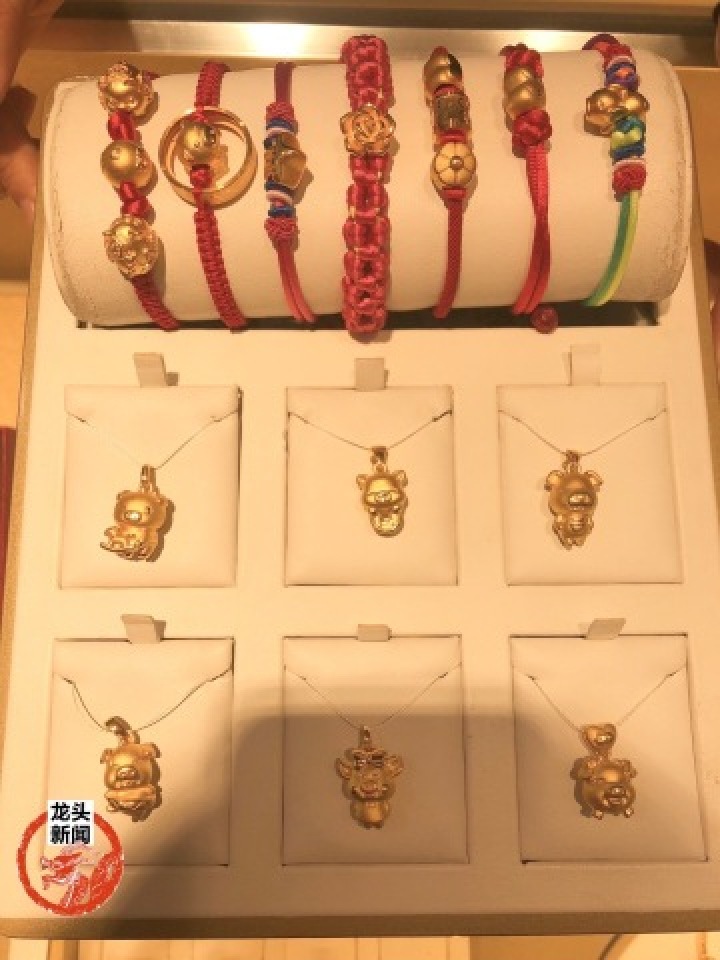 “猪”光宝气：春节临近，金猪饰品卖断货