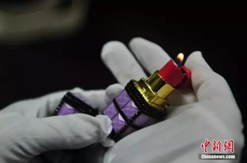 女子机场被抓,女孩机场被警察带走