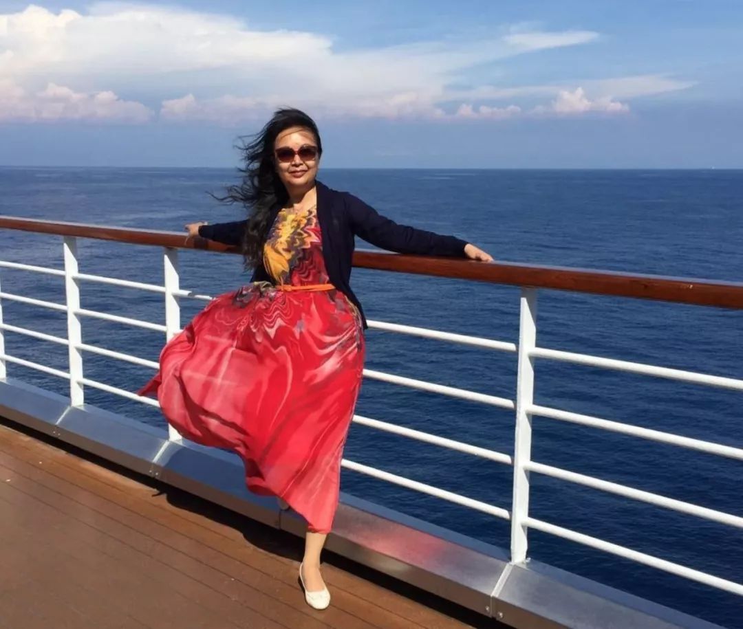 中国大妈外出旅游跨栏,大妈旅游动作