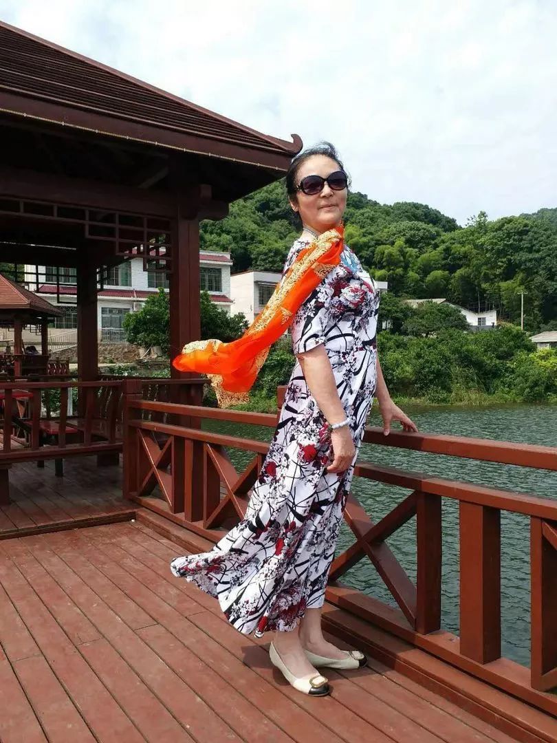 中国大妈外出旅游跨栏,大妈旅游动作