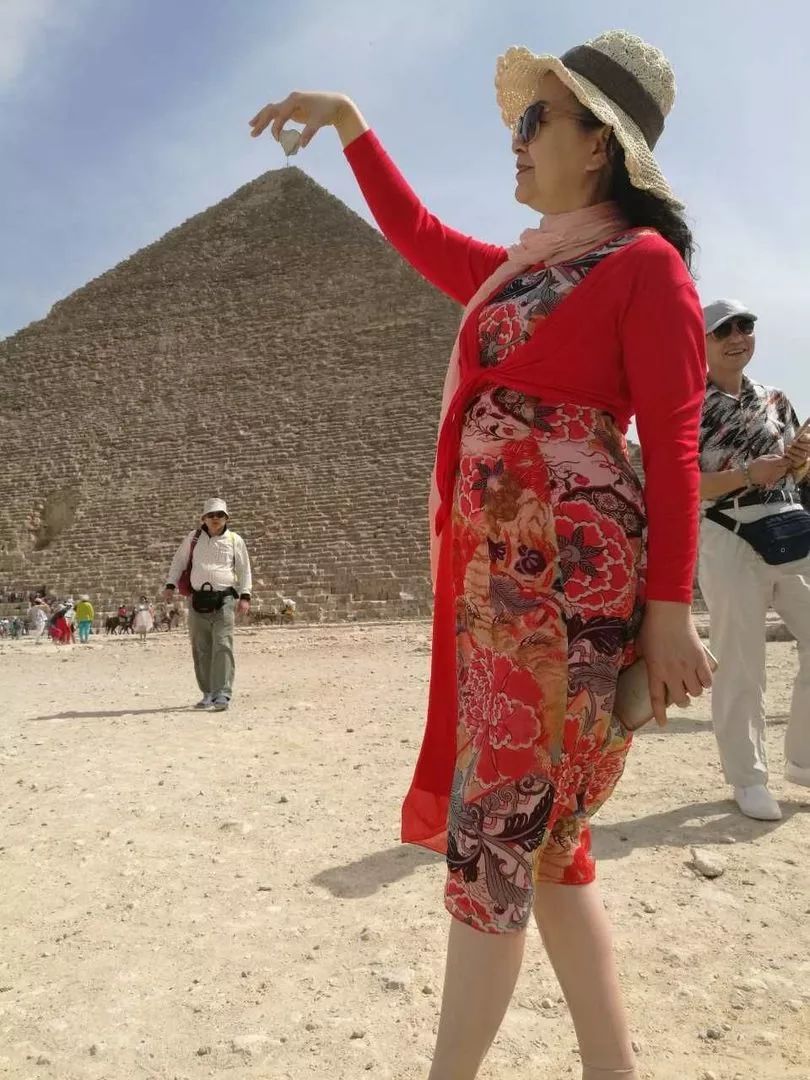 中国大妈外出旅游跨栏,大妈旅游动作