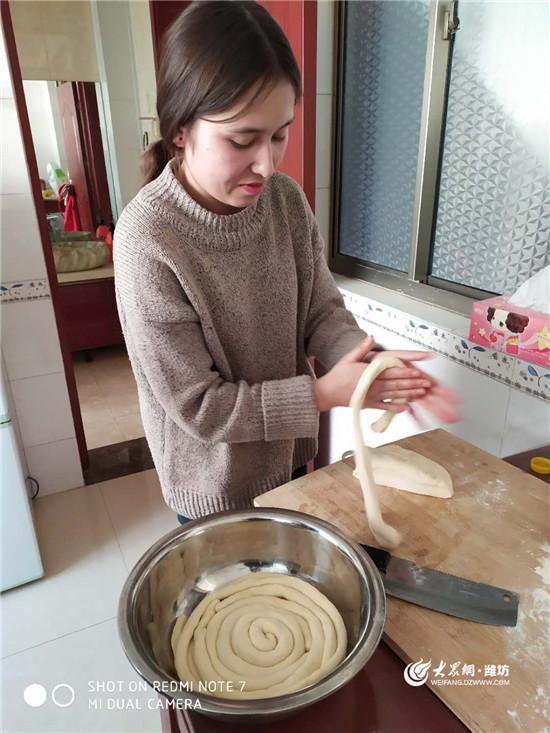 新春走基层情暖沁人心,新春走基层浓浓思乡情温暖回家路