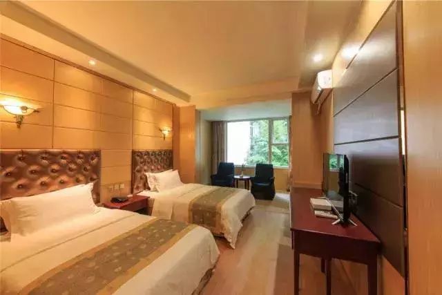 第四城网友特惠｜299元=2大2小「花水湾第一村生态酒店」客房1晚+自助双早+无限次温泉！