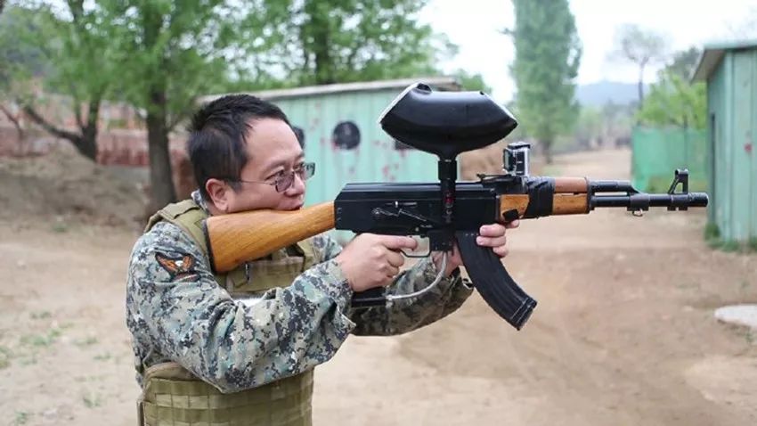 “装备控”周鸿祎和AK47干上了！
