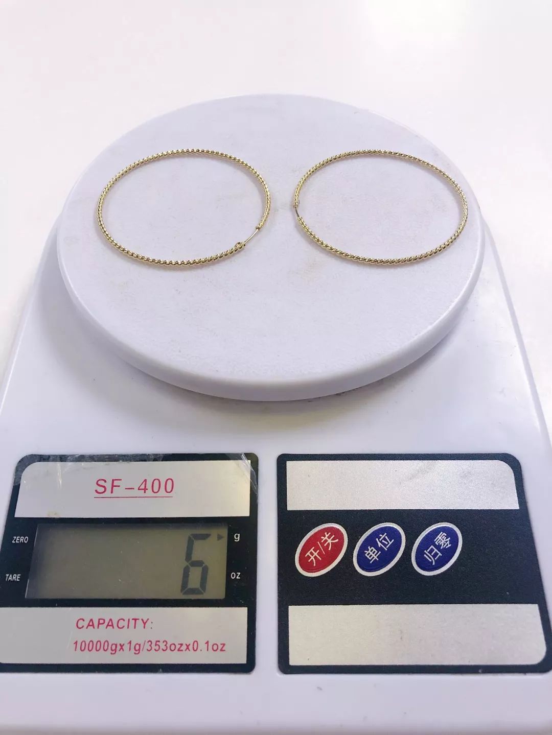 编辑实测：带大耳环耳朵疼不疼？