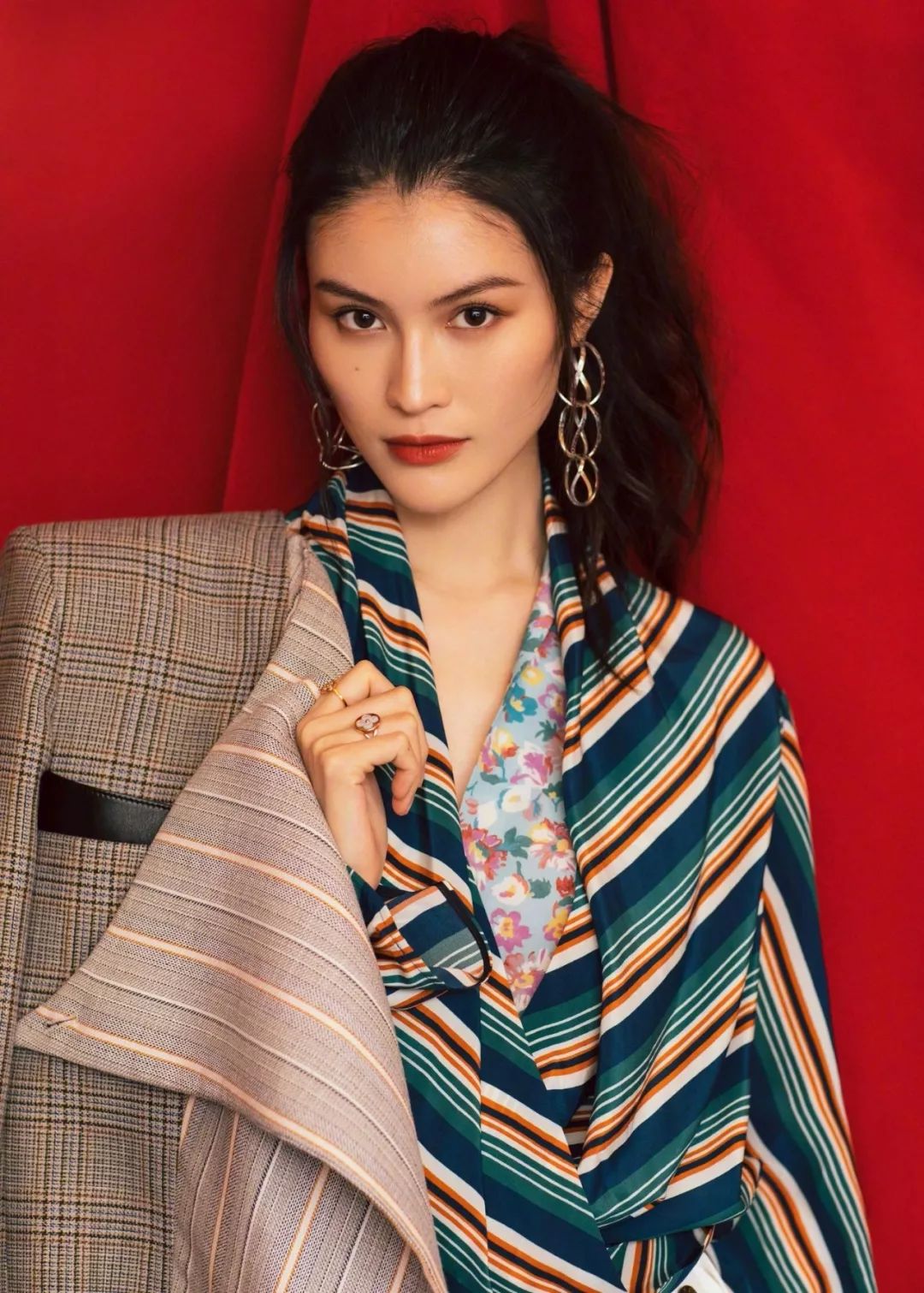 编辑实测：带大耳环耳朵疼不疼？