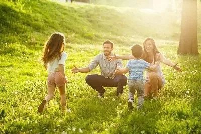 随纸鸢起舞，在金色的童年里放飞瑜伽梦