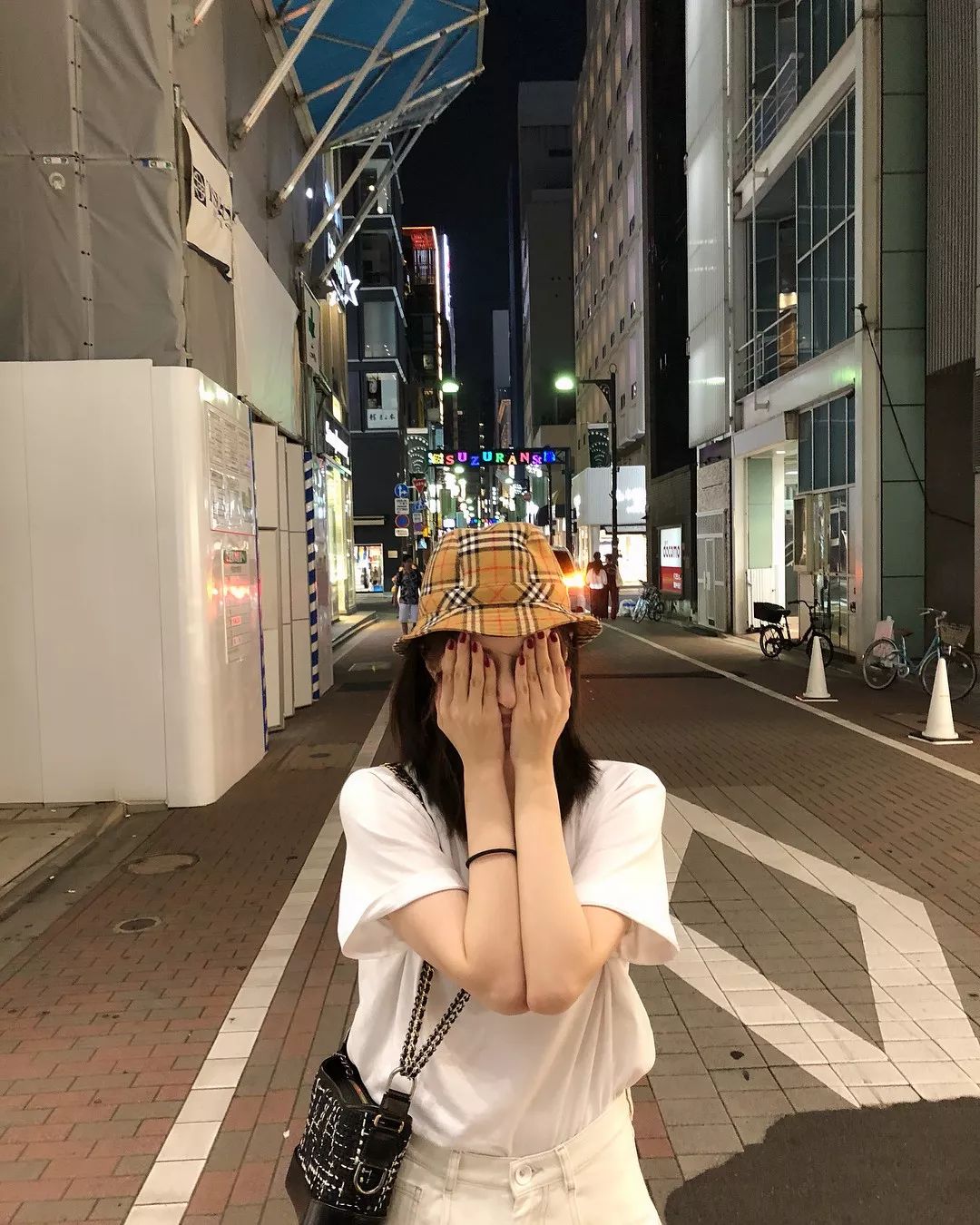 江疏影穿搭日常,照片中的江疏影身穿拼接格子衬衫