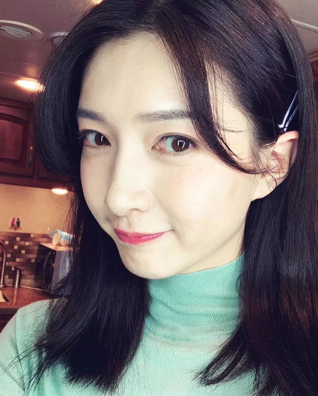 江疏影穿搭日常,照片中的江疏影身穿拼接格子衬衫