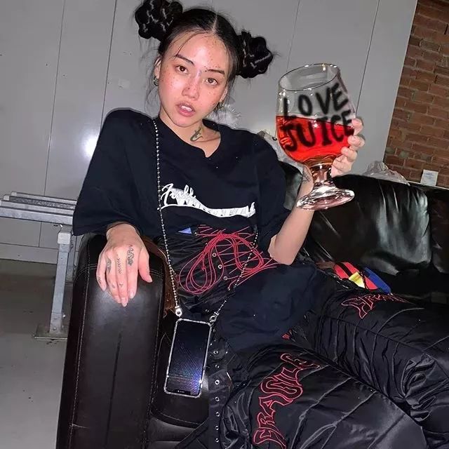 拥有AJ、Yeezy、锡纸烫、大波浪，你进“渣”圈了吗？