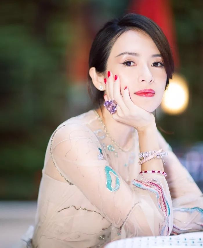 她究竟应该维持逼格,还是成为真实的自己?