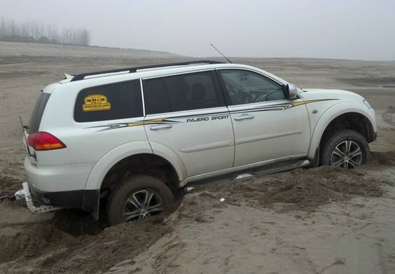 遇到泥泞路段应该怎么通过,开车走泥泞颠簸路面有什么技巧吗