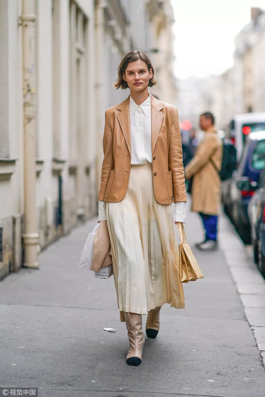 长百褶裙配黑色西装,百褶裙配西装领马甲