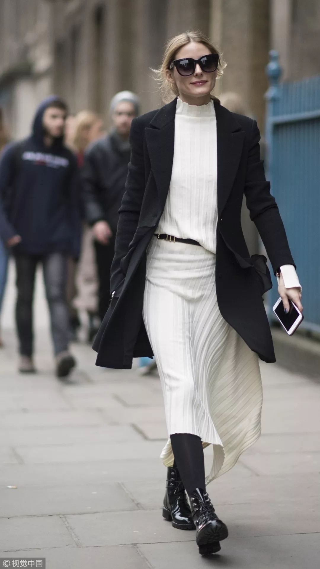 长百褶裙配黑色西装,百褶裙配西装领马甲