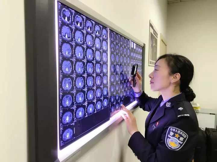 萧山娇小萌妹子，亮出职业惊呆众人！她的工作比《白夜追凶》更震撼