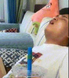 ▶昨天老妈教弟弟做作业,我弟不动脑筋思考,每道题都问...