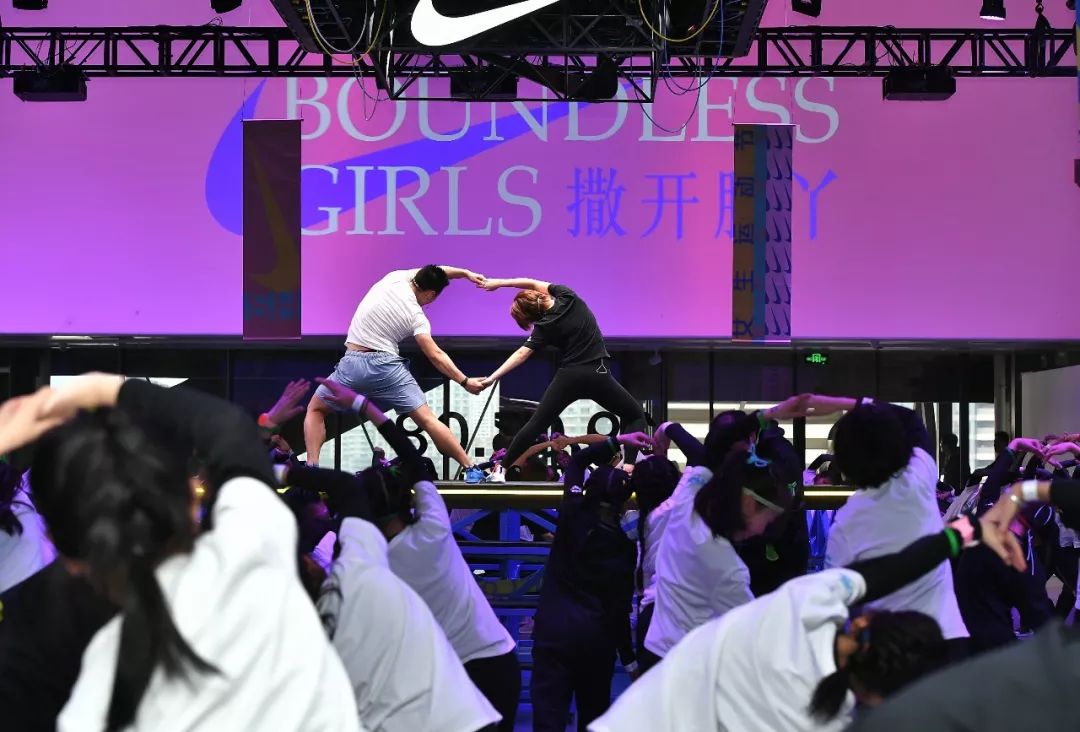 周冬雨光脚走在雪地上,周冬雨光脚踩雪