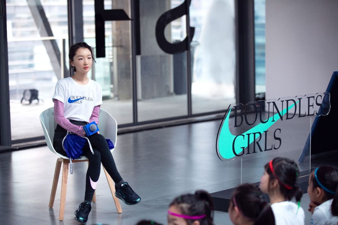 周冬雨光脚走在雪地上,周冬雨光脚踩雪