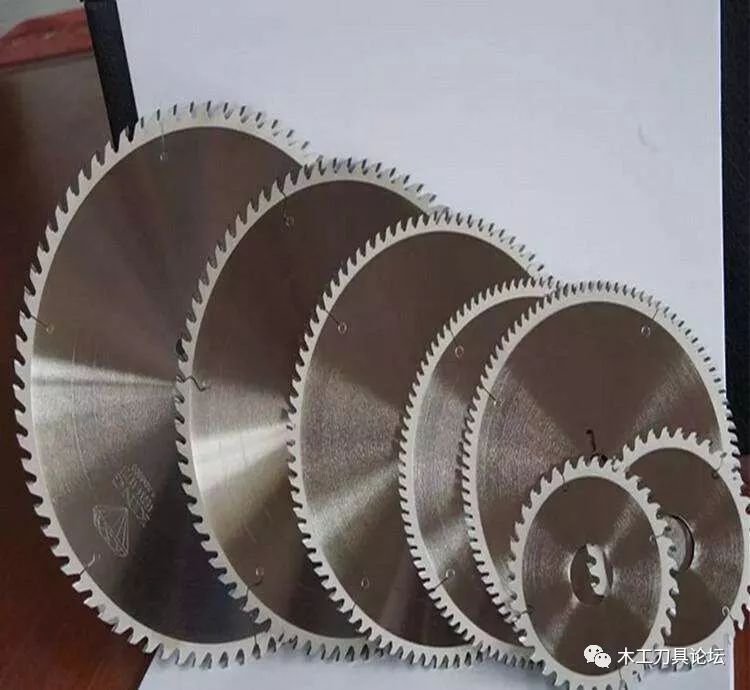 锯片几何参数、锯齿数、锯齿形状、进给速度等都是影响质量的因素