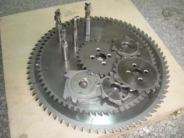 锯片几何参数、锯齿数、锯齿形状、进给速度等都是影响质量的因素