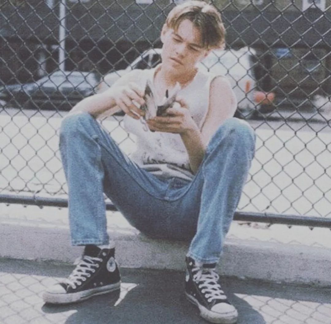 不要跟穿白衣服的人独处,不要跟穿白裤子的人在一起