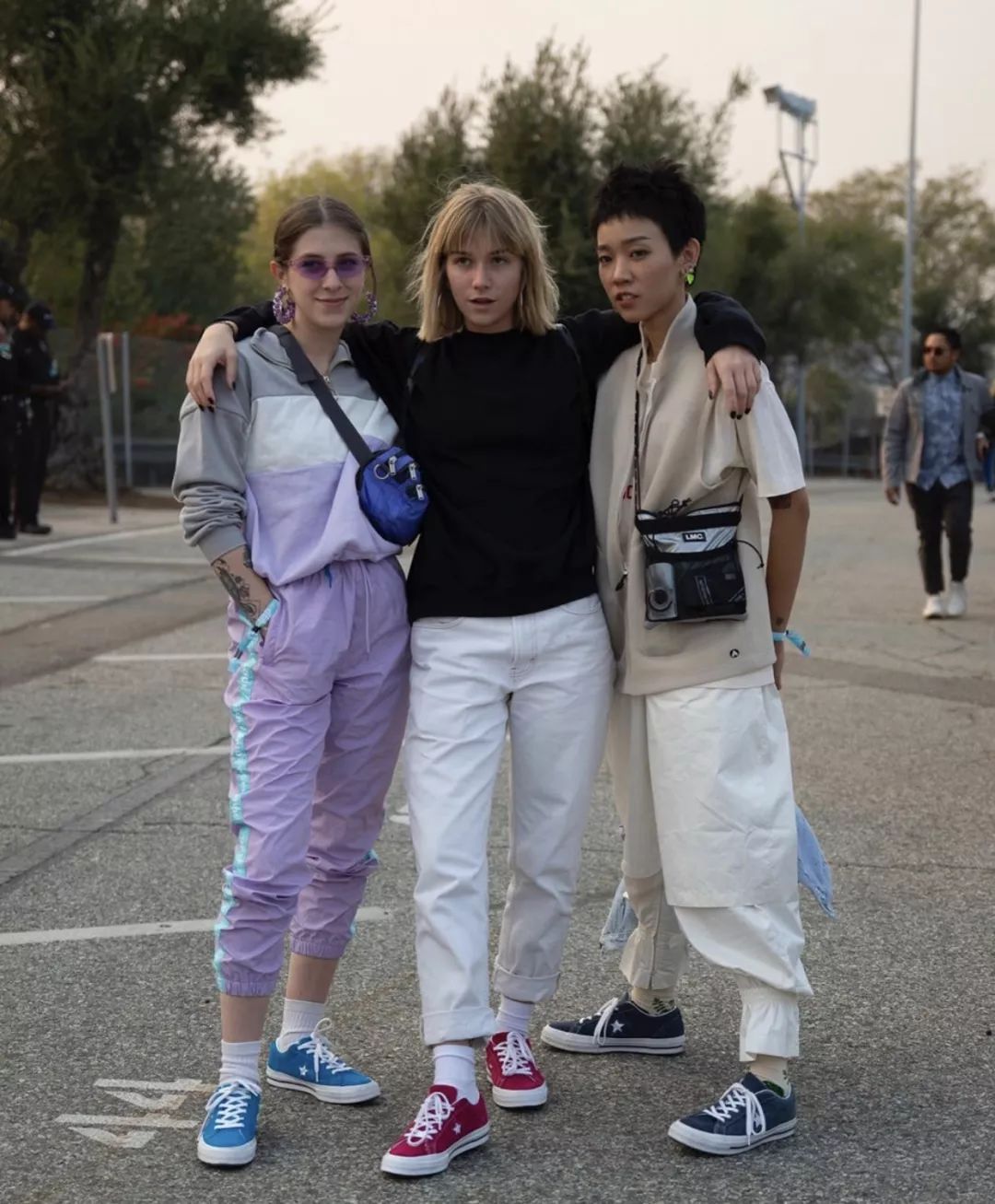 不要跟穿白衣服的人独处,不要跟穿白裤子的人在一起