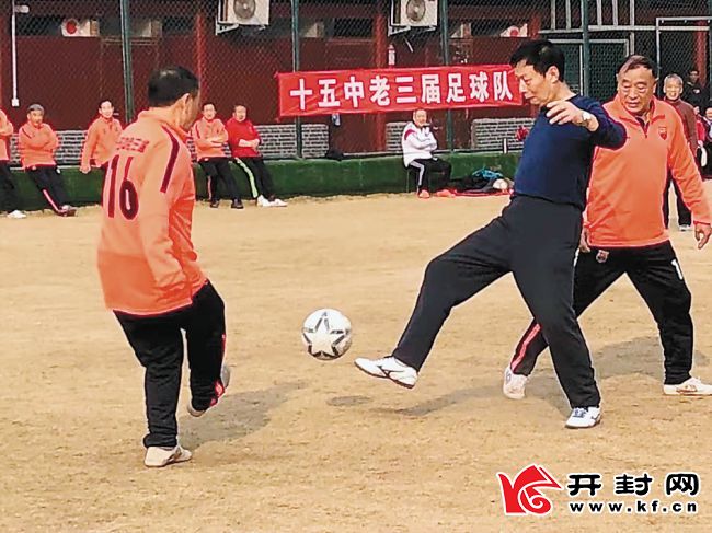 他们“带球如飞”奔跑在足球场