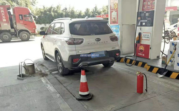 惊险油罐车加油站,车辆加油油漏一地吓坏工作人员