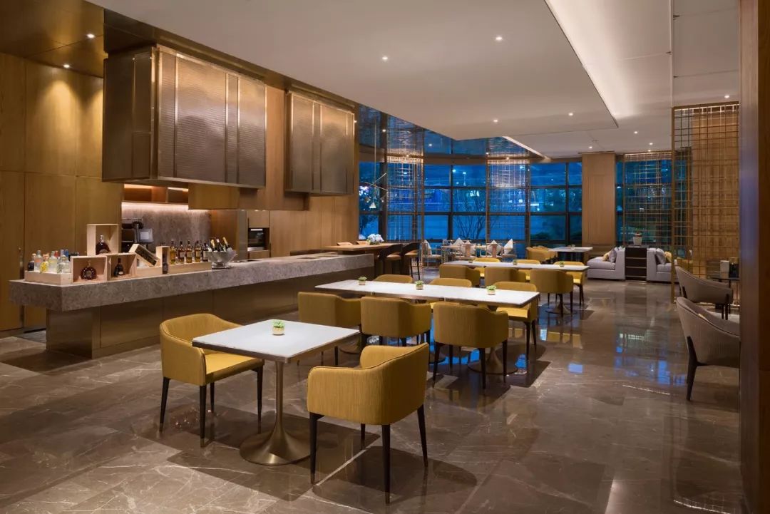 洗澡喝酒躺着看飞机!深圳机场这家奢华酒店“转机星人”务必了解一下!