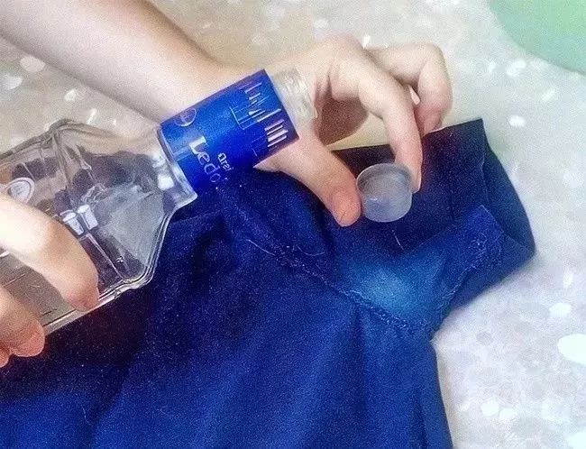 衣服发黄只能扔掉?太浪费!这么洗,每天都穿新衣服