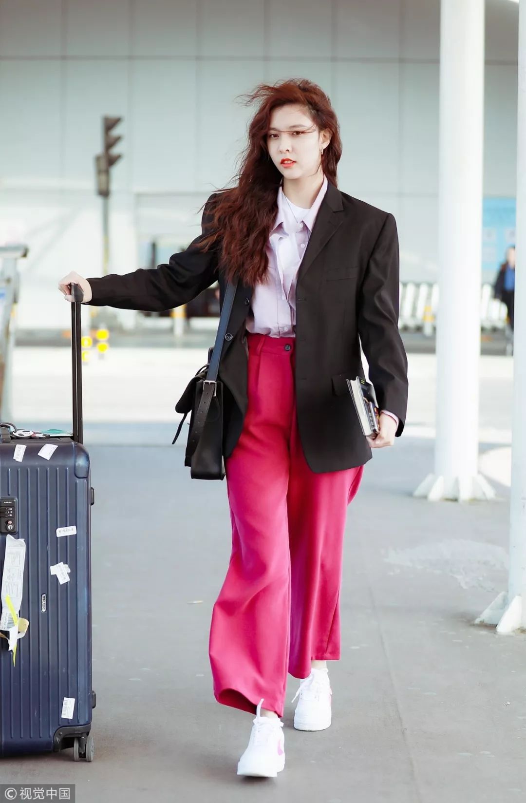 机场街拍谁赢?懂旧衣新穿的才是时髦精