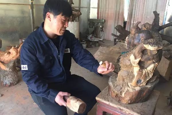 自学成才的根雕达人,张国胜红木家具