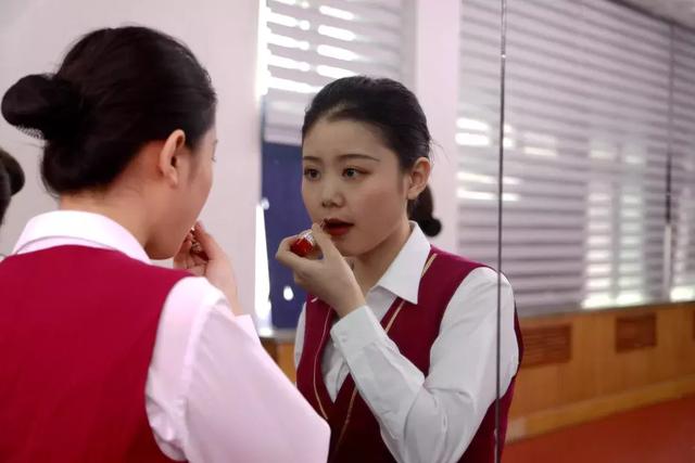 南航最漂亮十大空姐制服,南航的空姐制服特别像服务员