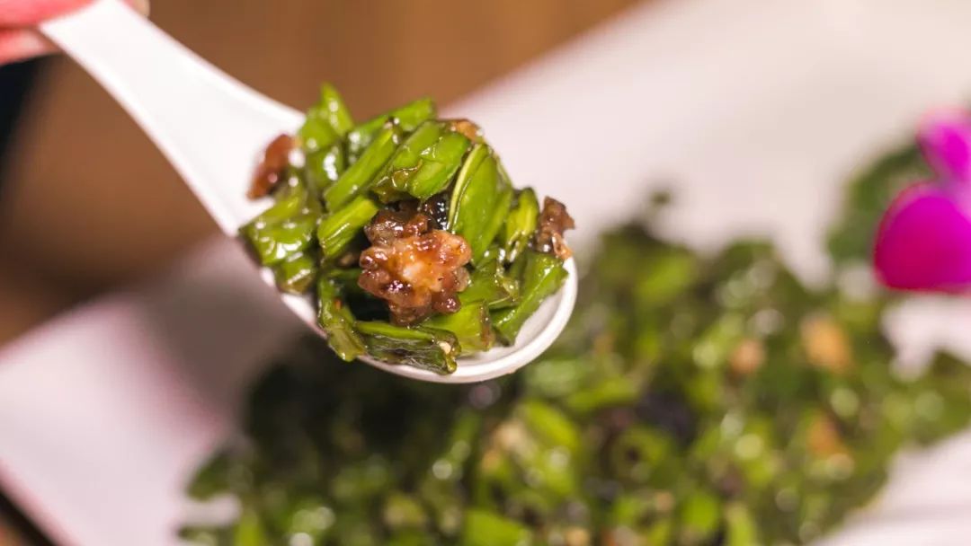 4折从四川吃到广东！我左手拿麦，右手啤酒，在这个“千面餐厅”里嗨到凌晨？