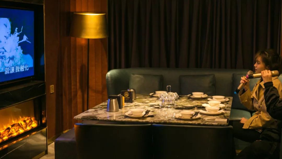 4折从四川吃到广东！我左手拿麦，右手啤酒，在这个“千面餐厅”里嗨到凌晨？