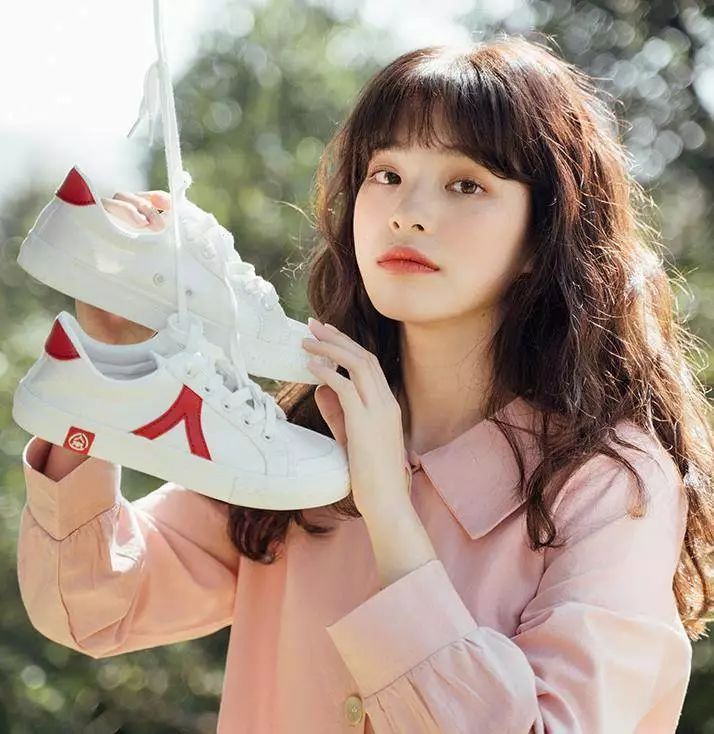 卫衣搭配牛仔裤和小白鞋,卫衣搭配黑大衣小白鞋男生