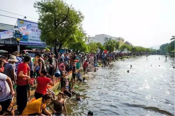 泼水节狂欢泰国,19年清迈泼水节真的太爽了