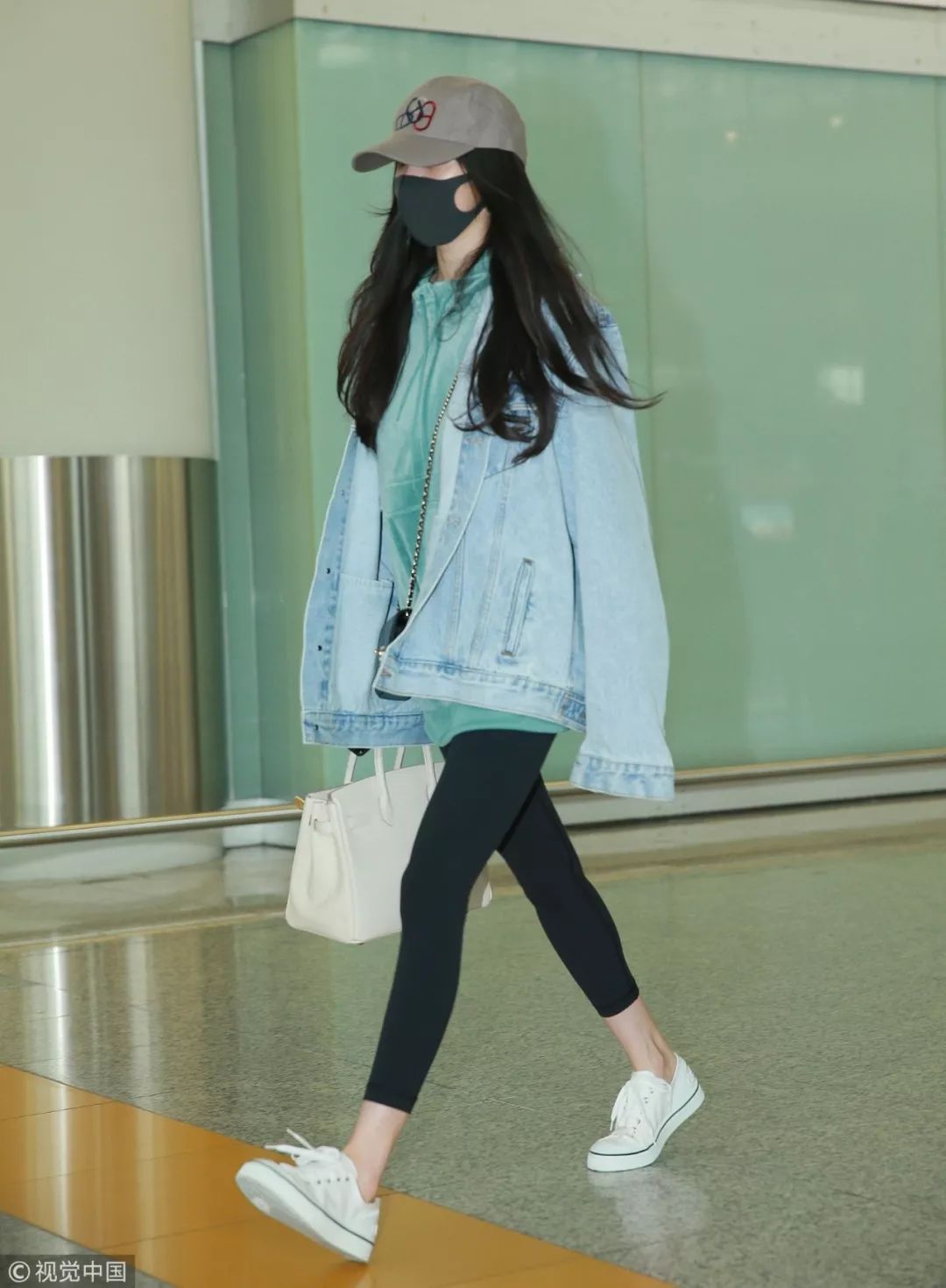 杨幂穿粉色卫衣配紧身运动裤,杨幂穿白色紧身裤穿搭