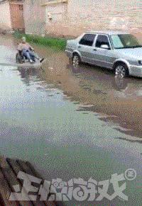 正经GIF囧图:女人不要和男人比骚,地铁上的泳装让人把持不住