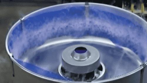 看过游乐园必备棉花糖机!开始思考棉花糖是怎么被卷成「云朵」的...