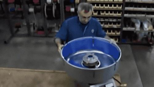 看过游乐园必备棉花糖机!开始思考棉花糖是怎么被卷成「云朵」的...