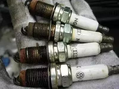 车一颠簸减震吱吱响,车一震动就滴滴响声