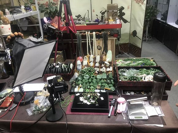 新电商造富神话：河南小镇玉石市场来了珠宝直播客