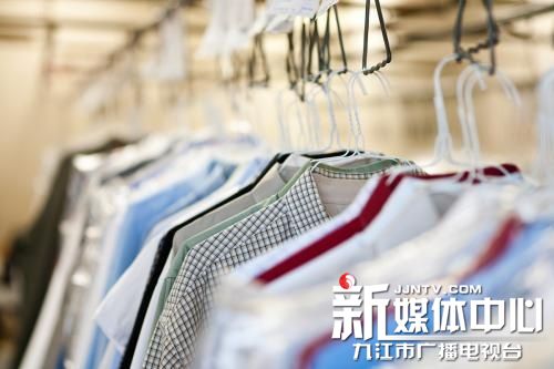 衣服被干洗全开胶怎么样赔偿,干洗把衣服logo洗掉了需要赔偿吗