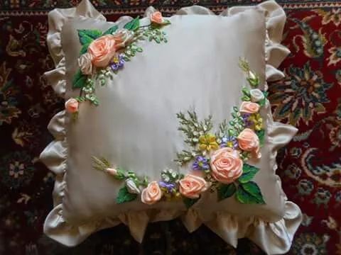 抱枕买个纯色的就够，这样缝几针，要多美有多美！