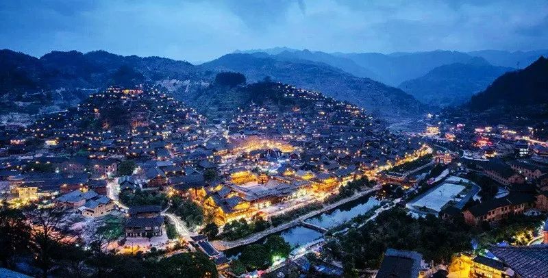 黔东南+黔西南经典八日游—昆明—马岭河峡谷—万峰林—黄果树瀑布—荔波小七孔—千户苗寨—镇远古镇—梵净山—石阡温泉