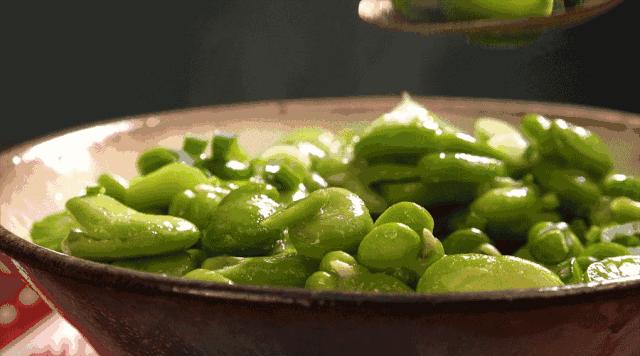 4岁孩子吃下两勺菜,4岁小孩吃下两勺菜