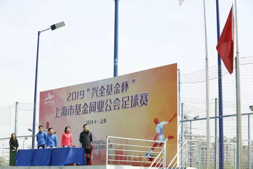 鸣锣开赛,鸣锣开市时刻中国公募