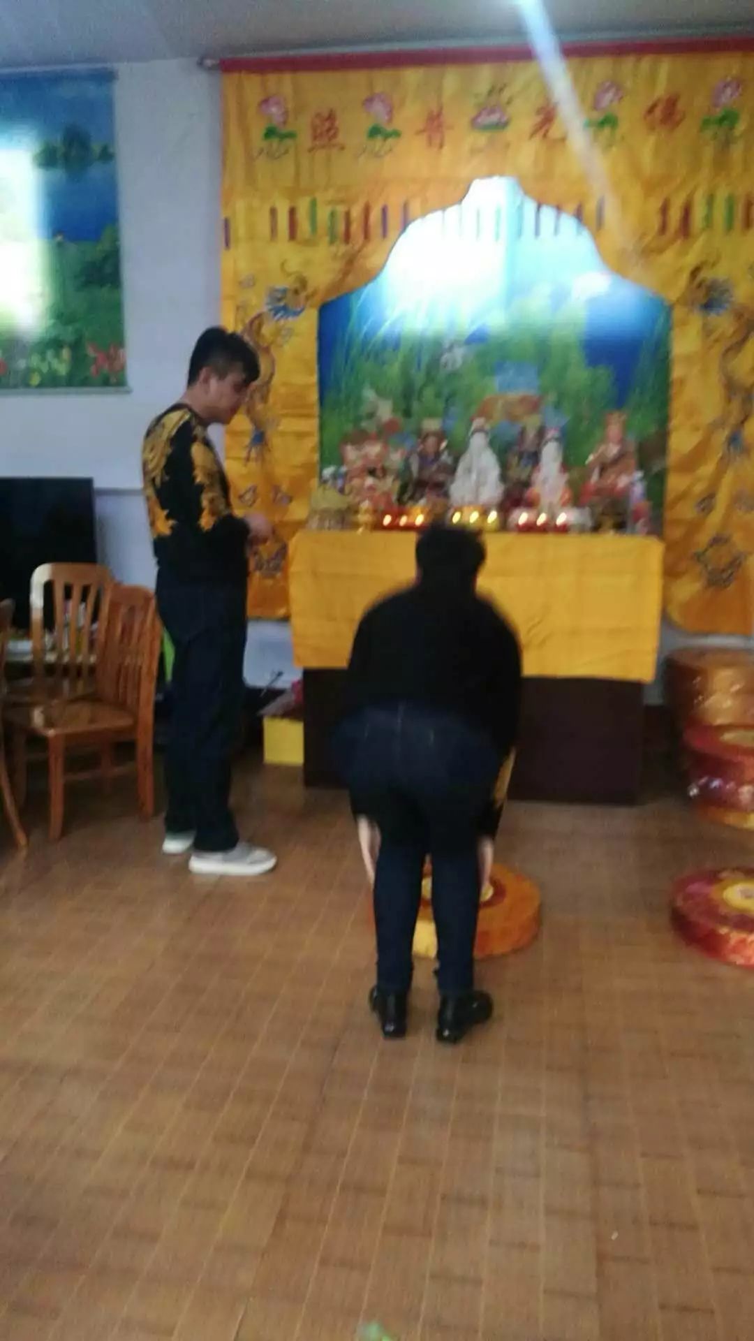 医生扎针被吓跪,药房主任被暴打