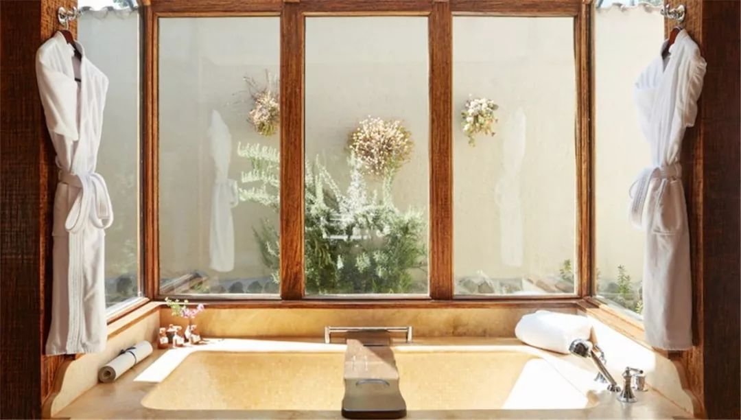 从此，LV不仅可以用来背，还可以用来睡…